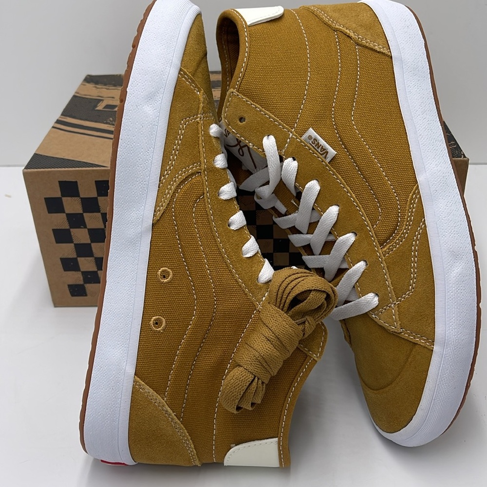 Vans WMNS High-Top Sneakers - Mustard White The Lizzie
Gold/White
VN0A4BX1GLW - Picture 11 of 16